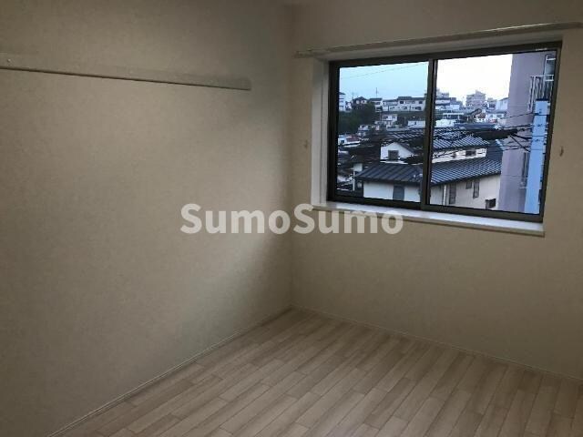 物件内観写真5　(広くて明るい寝室)