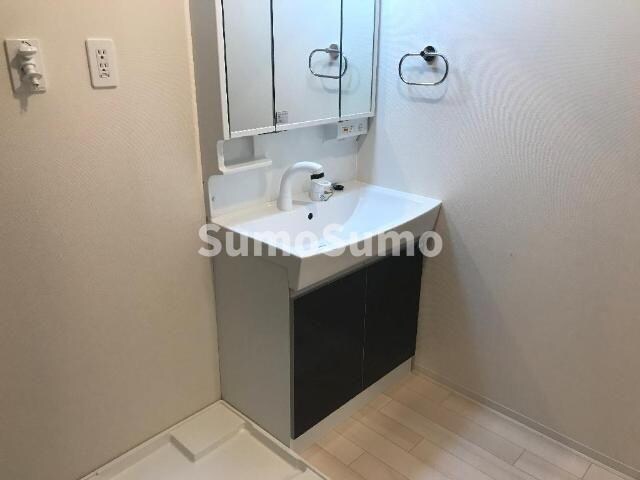 物件内観写真7　(明るい洗面所です)