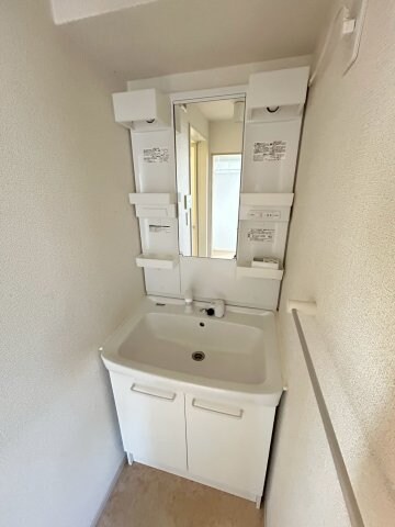 物件内観写真9　(明るい洗面所です)