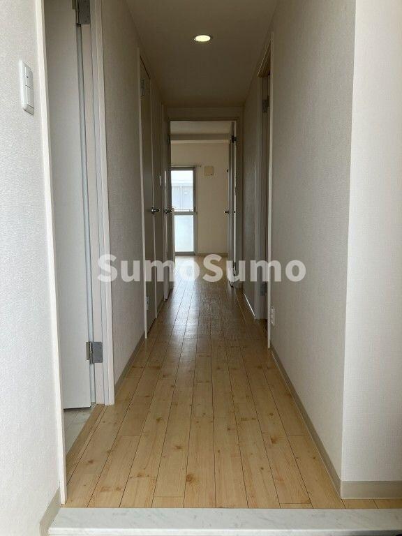 物件内観写真2　(収納もある玄関です)