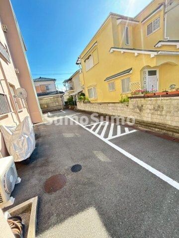 物件外観写真2　(駐車場があるので、車を買う予定の方も安心です)