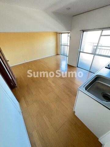 物件内観写真20　(こちらのリビングで趣味の時間をお楽しみください)