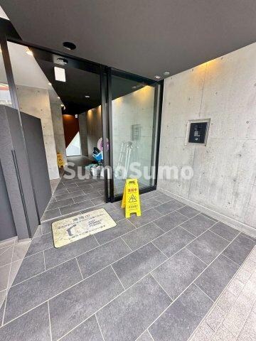 物件外観写真2　(ゆとりのあるエントランスです)