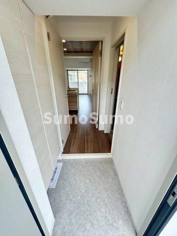 物件内観写真6　(明るい玄関です)