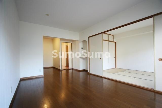 物件内観写真1　(ゆったり過ごせるリビングです)