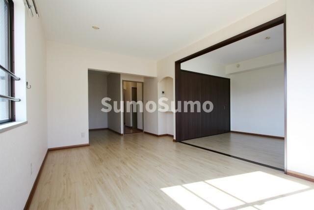 物件内観写真6　(落ち着いた色調の寝室です)