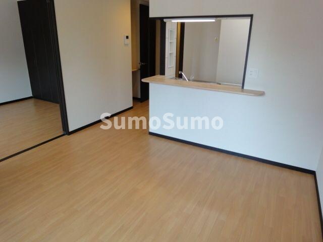 物件内観写真3　(こちらの居間で趣味の時間をお楽しみください)