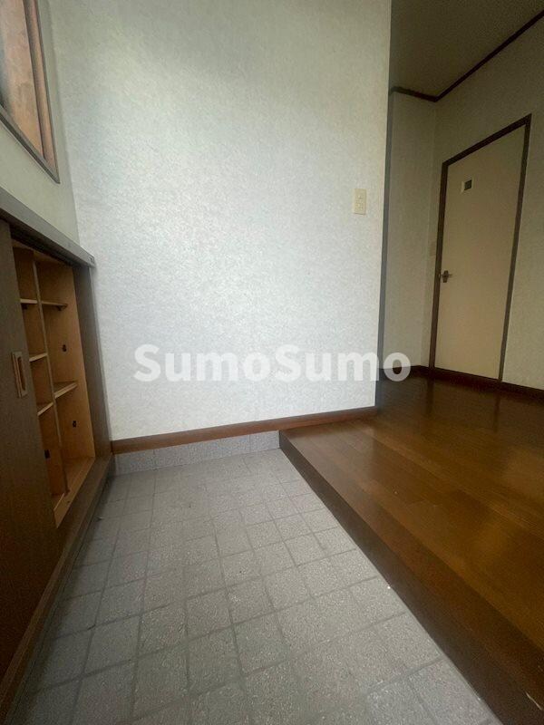 物件内観写真3　(明るい玄関です)