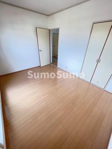 物件内観写真7　(こちらの居間で趣味の時間をお楽しみください)