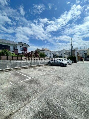 物件外観写真3　(駐車場完備です)