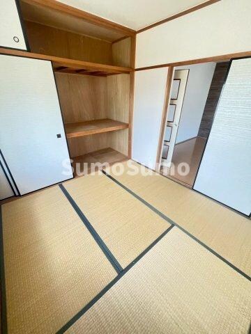 物件内観写真9　(柔らかい畳が心地よい和室)