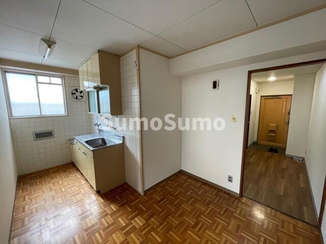 物件内観写真4　(こちらのリビングで趣味の時間をお楽しみください)