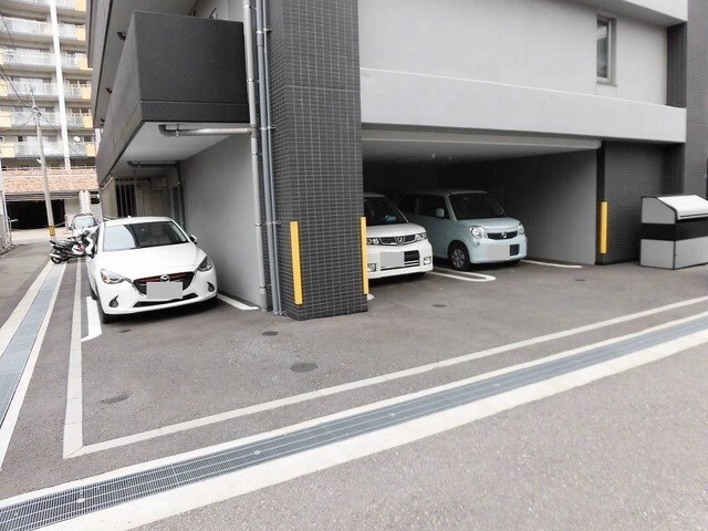 物件外観写真3　(駐車場に車を止められます)