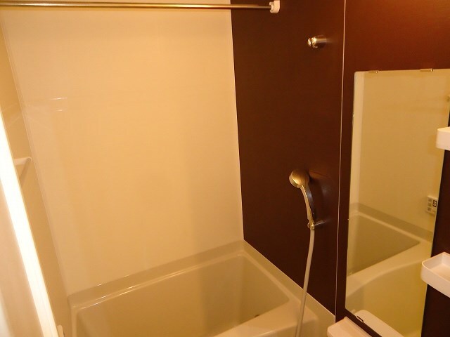 物件内観写真8　(コンパクトで使いやすいお風呂です)