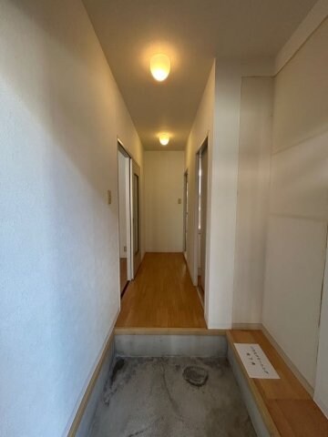 物件内観写真4　(ゆったりとした玄関です)