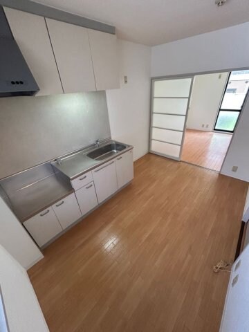 物件内観写真5　(こちらの居間で趣味の時間をお楽しみください)