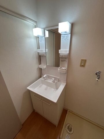 物件内観写真10　(使いやすい独立洗面台です)