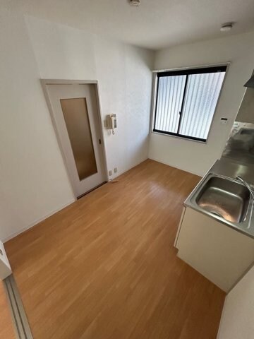 物件内観写真19　(こちらの居間で趣味の時間をお楽しみください)