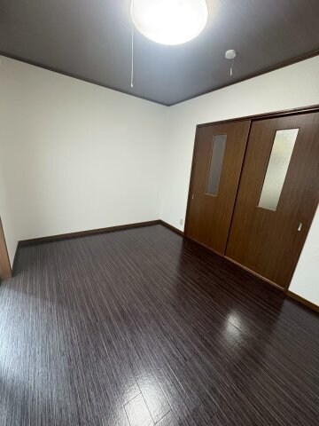 物件内観写真6　(落ち着いた色調の寝室です)