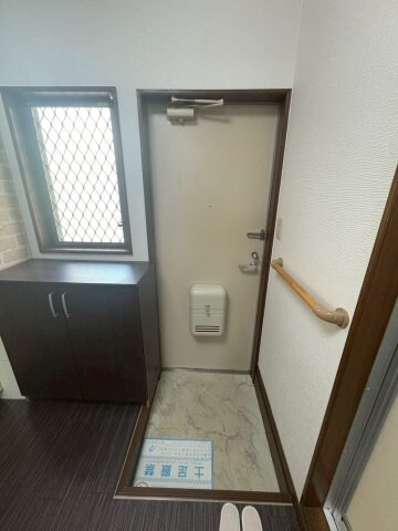 物件内観写真8　(落ち着いた玄関です)