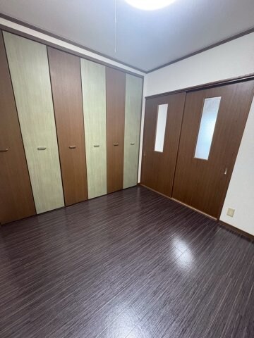 物件内観写真18　(こちらのリビングで趣味の時間をお楽しみください)