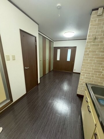 物件内観写真19　(こちらのリビングで趣味の時間をお楽しみください)