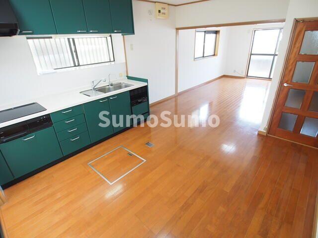 物件内観写真2　(こちらのリビングで趣味の時間をお楽しみください)