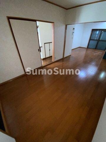 物件内観写真8　(おしゃれな居間です)