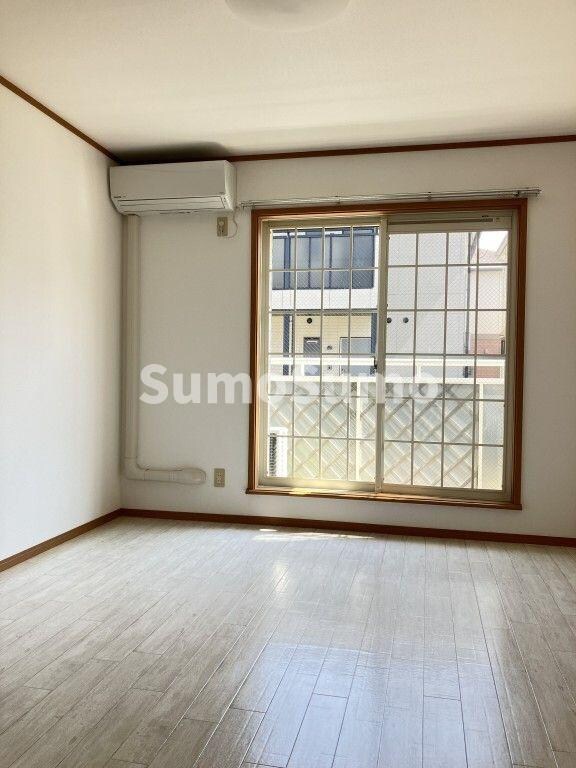 物件内観写真6　(広くて明るい寝室)