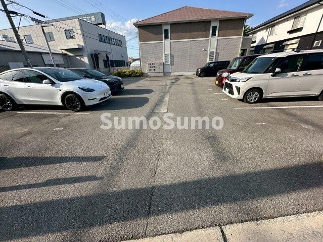 物件外観写真2　(駐車場に車を止められます)