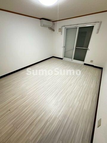 物件内観写真7　(落ち着いた色調の寝室です)