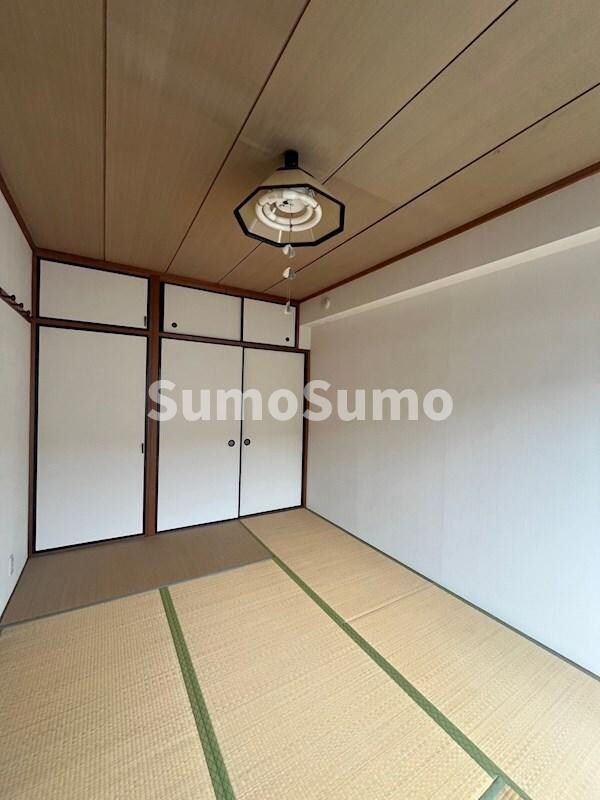 寝室(落ち着いた色調の寝室です)