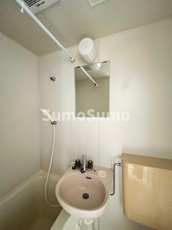 物件内観写真11　(独立洗面台あり、毎朝おしゃれに忙しい女性の方におすすめです)