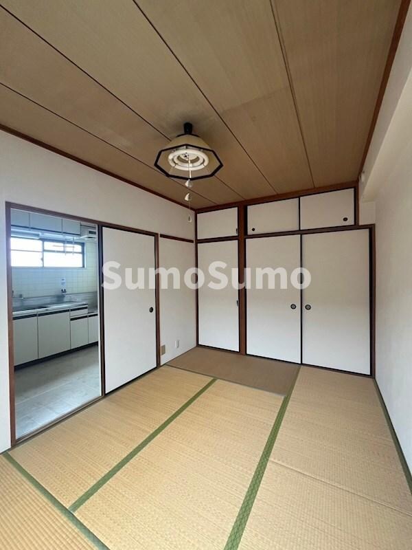 物件内観写真17　(落ち着いた色調の寝室です)