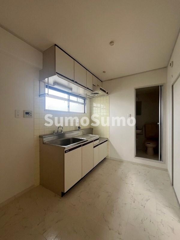 物件内観写真29　(こちらの居間で趣味の時間をお楽しみください)