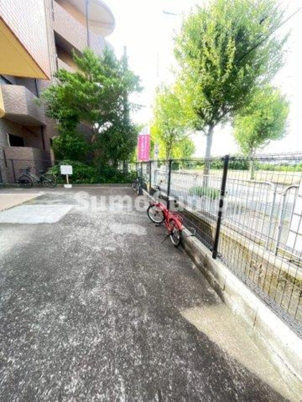 駐車場(車をお持ちの方に嬉しい駐車場付きの物件です)