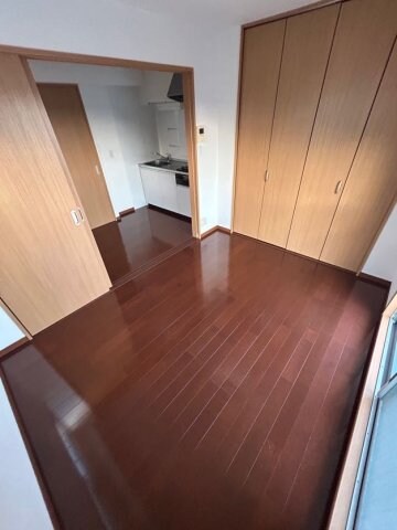 物件内観写真3　(こちらのリビングで趣味の時間をお楽しみください)