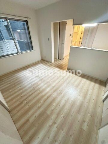 物件内観写真4　(ゆったりとした居間です)