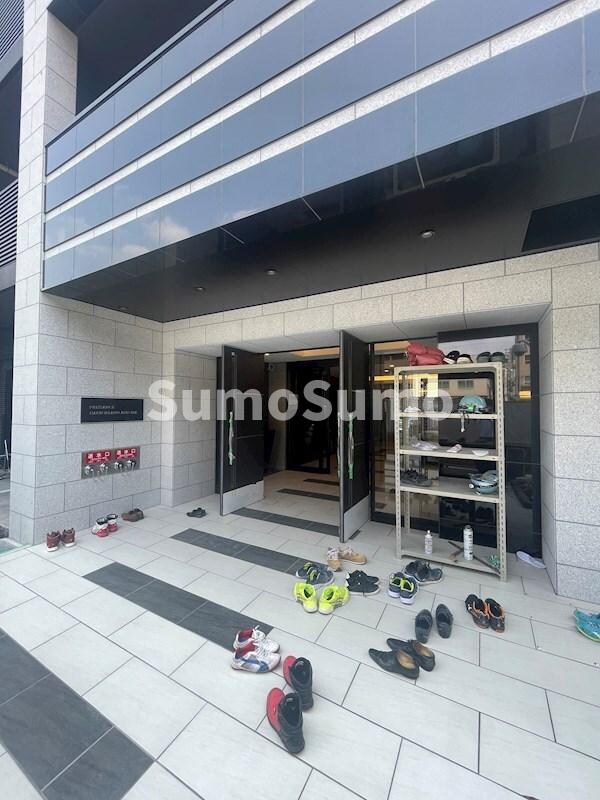 物件外観写真2　(ゆとりのあるエントランスです)