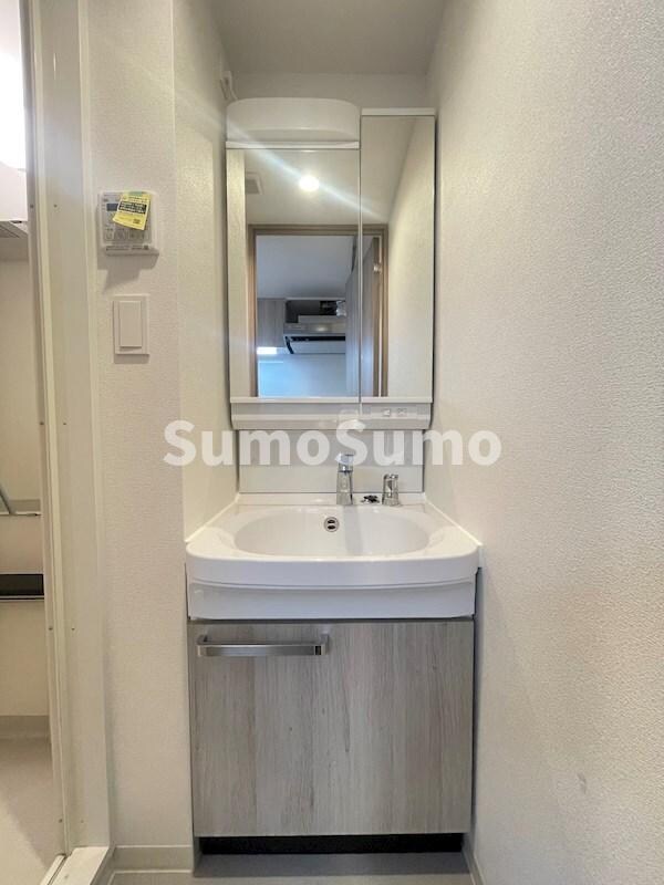 物件内観写真11　(広い洗面スペース)