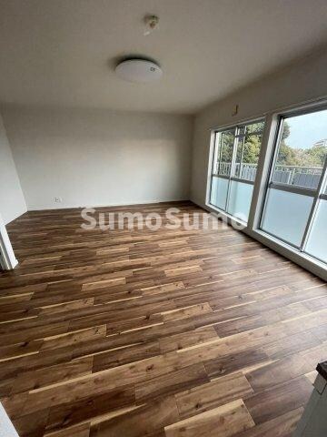 物件内観写真4　(ゆったりとしたリビングです)