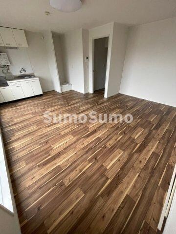 物件内観写真14　(ゆったりとした居間です)