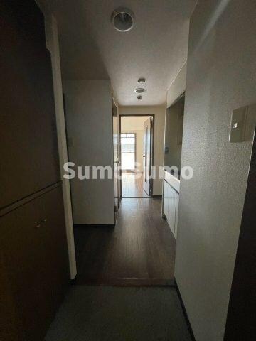 物件内観写真2　(明るい玄関です)