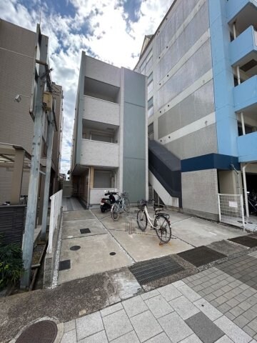 物件外観写真1　(落ち着いた雰囲気の外観です)