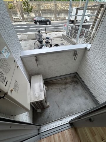 物件内観写真8　(暖かな日差しのふりそそぐバルコニー)