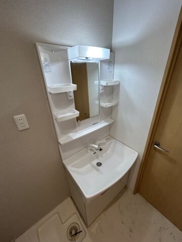 物件内観写真10　(ゆったりとスペースのある洗面所)