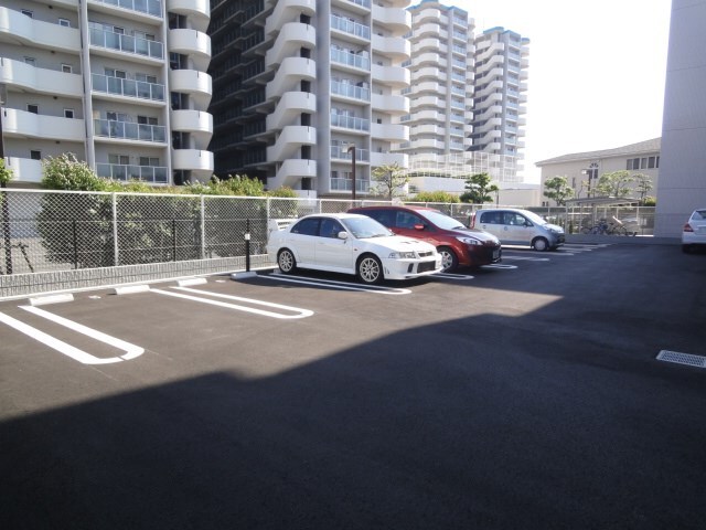 物件外観写真3　(駐車場があるので、車を買う予定の方も安心です)