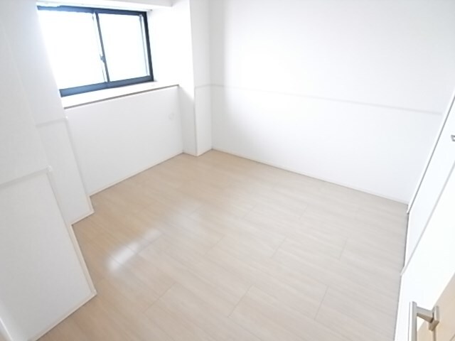 物件内観写真16　(広くて明るい寝室)