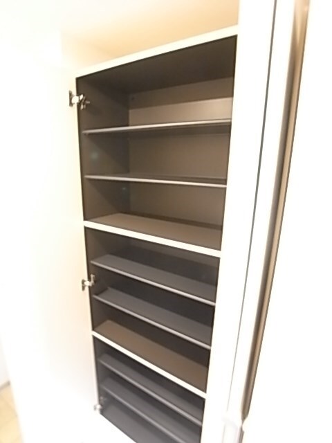 物件内観写真19　(小物を収納するのに便利です)