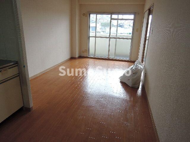 物件内観写真8　(ゆったりとした居間です)